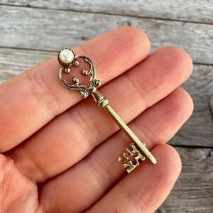 Vintage Jewelry Victorian Skeleton Key Brooch Pin